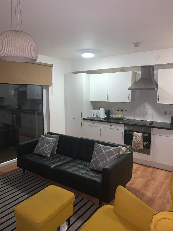 Stunning 2 Bed Apartment In The Heart Of Barking Barking  Exterior foto