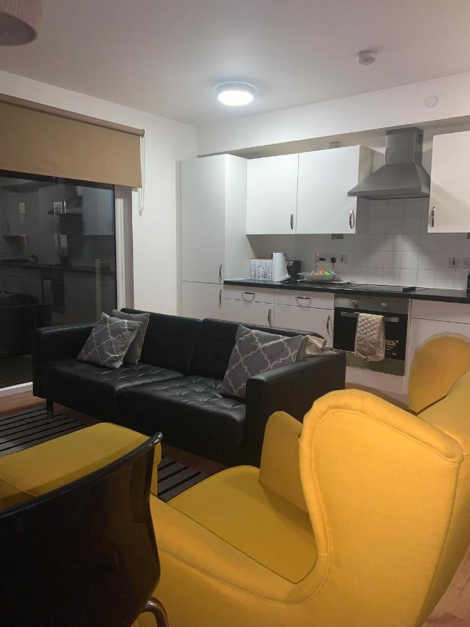 Stunning 2 Bed Apartment In The Heart Of Barking Barking  Exterior foto